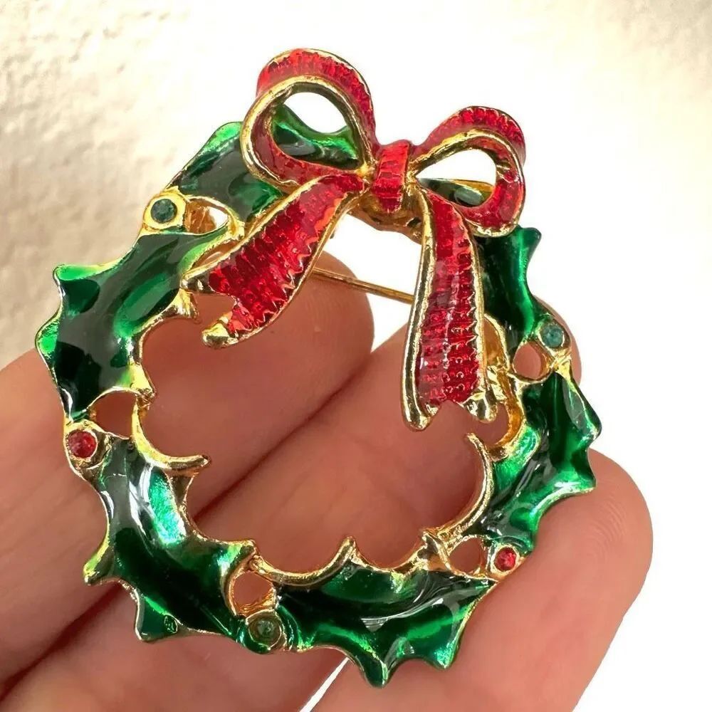 Christmas wreath pin